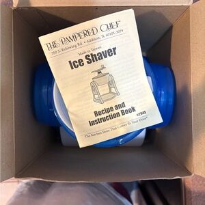 The Pampered Chef Vibrant Blue Ice Shaver